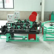 Los clientes vienen a nuestra fábrica para conocer las técnicas relevantes de operación de la máquina de malla de alambre de púas.