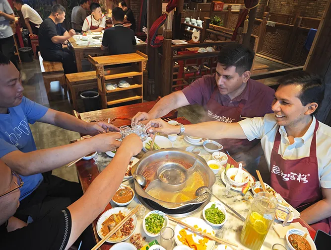 Los clientes vienen a nuestra fábrica para aprender sobre las técnicas relevantes de operación de las máquinas de cercas metálicas.